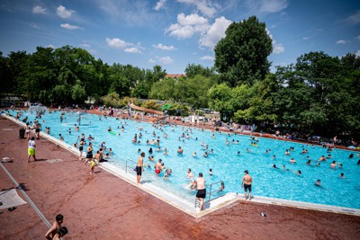 ベルリンのプールで遊ぶ人たち＝2023年6月22日、DPAロイター