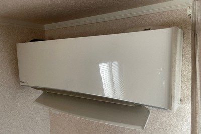 エアコンの室内機は周辺の空気で室内の温度を判断している。サーキュレーターなどで空気を循環させると効果的＝2023年7月16日、安藤龍朗撮影