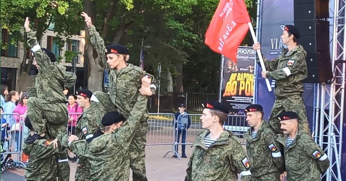 軍楽隊とロックバンド ロシアの飛び地で見た「パラレルワールド