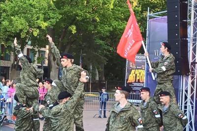 軍楽隊とロックバンド ロシアの飛び地で見た「パラレルワールド