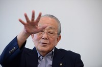 インタビューに答える稲盛和夫氏＝京都市伏見区の京セラ本社で2013年8月21日、中村琢磨撮影