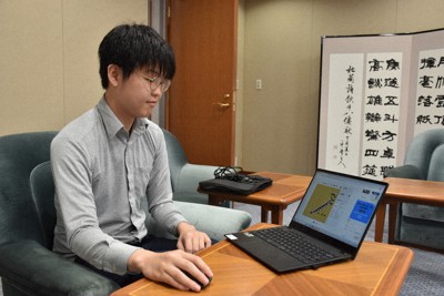 パソコンで囲碁AIを操作する佐田篤史七段＝大阪市北区で