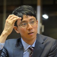 感想戦で対局を振り返る一力遼新本因坊＝三重県鳥羽市の戸田家で2023年7月20日午後8時17分、手塚耕一郎撮影