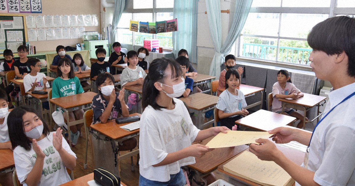 さあ夏休み プールへ 読書も！ 北九州市の小中学校で終業式 ／福岡