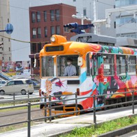 窪之内英策さんが描く踊り子、ラッピング電車に よさこい祭りPR [写真