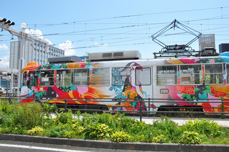 窪之内英策さんが描く踊り子、ラッピング電車に よさこい祭りPR [写真