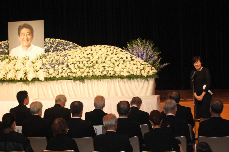 安倍晋三元首相、山口で納骨 銃撃から1年あまり 偲ぶ会に300人 | 毎日新聞