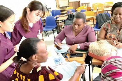 聖路加国際大学とタンザニアの大学院生との「助産ケアの改善」についての授業交流の様子