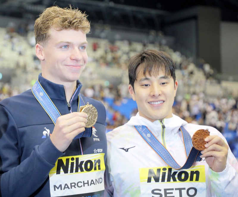 瀬戸大也と担当コーチ 関係者エリアで交わした10分間の「密談」 | 毎日新聞