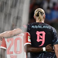 サッカー親善試合 バイエルンミュンヘン－マンチェスターシティ [写真