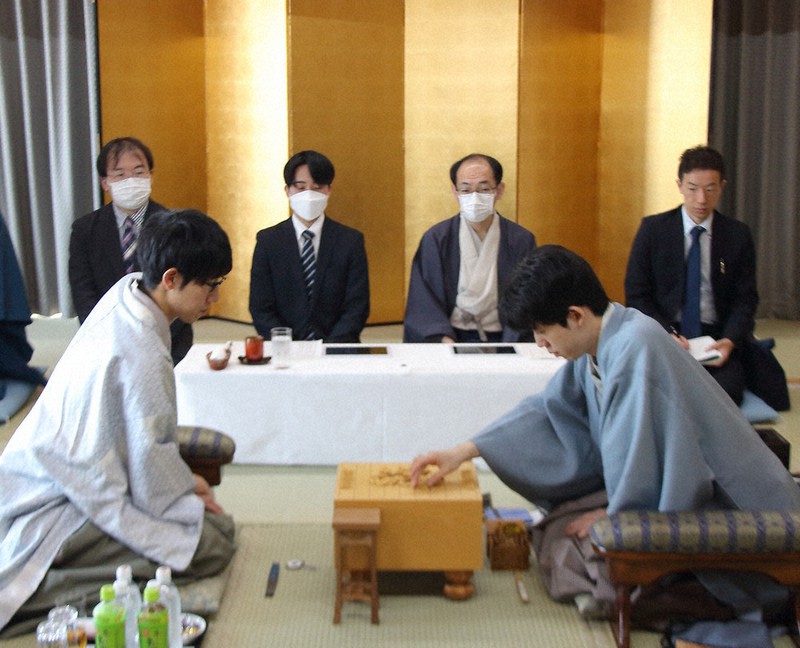 将棋：将棋 王位戦第3局 藤井4連覇王手 | 毎日新聞