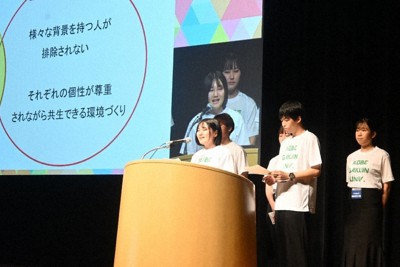 発表する経営学部・辻ゼミの学生たち