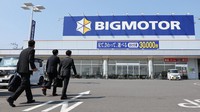 ビッグモーターの店舗に立ち入り検査に入る国土交通省の職員たち＝さいたま市緑区で2023年7月28日、幾島健太郎撮影