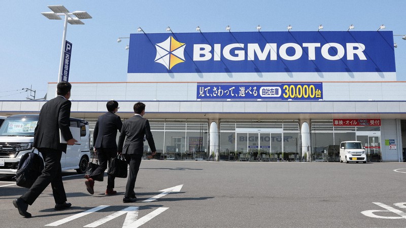 ビッグモーターの店舗に立ち入り検査に入る国土交通省の職員たち＝さいたま市緑区で2023年7月28日、幾島健太郎撮影