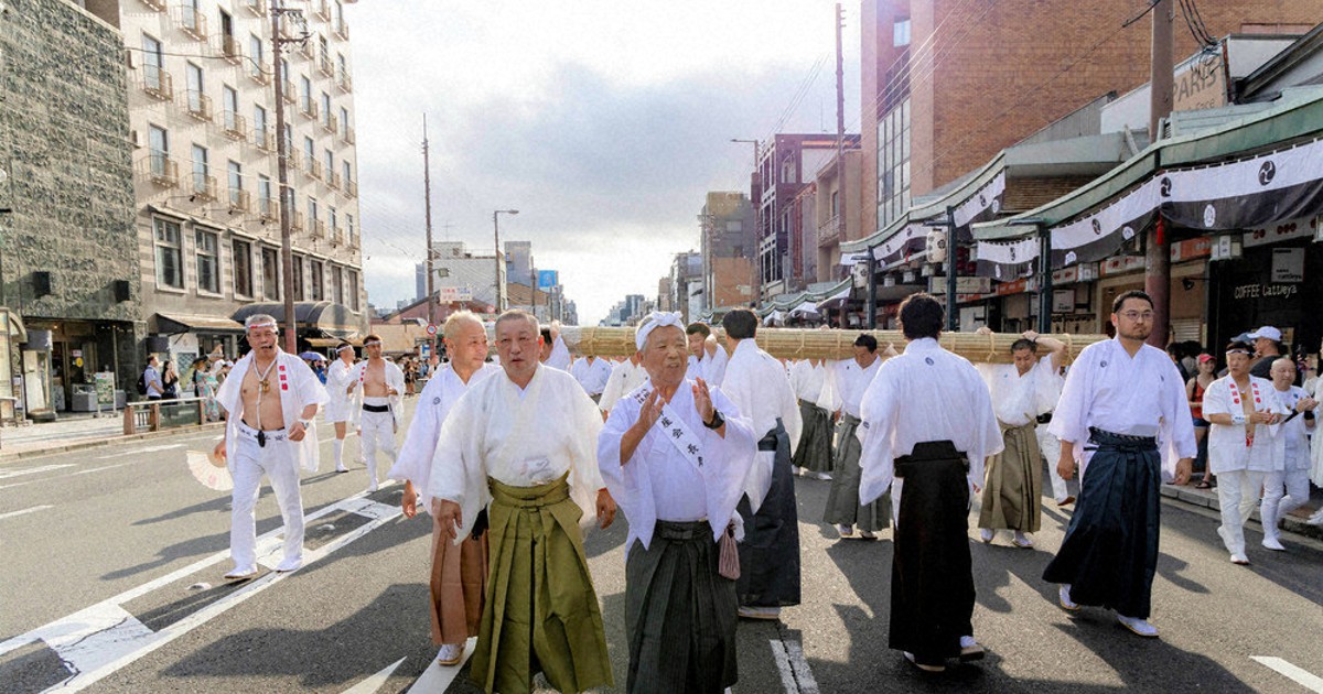 「写真記録 祇園祭 宮本組」2006年 私家版 : 祇園の祇園祭: 神々の先導者 宮本組の一か月 : 澤木