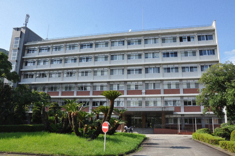 知の地平を越えて 長崎高等商業学校から長崎大学経済学部への１００年  /九州大学出版会/長崎大学（単行本） 中古】知の地平を越えて 長崎高等商業学校から長崎大学経済学部