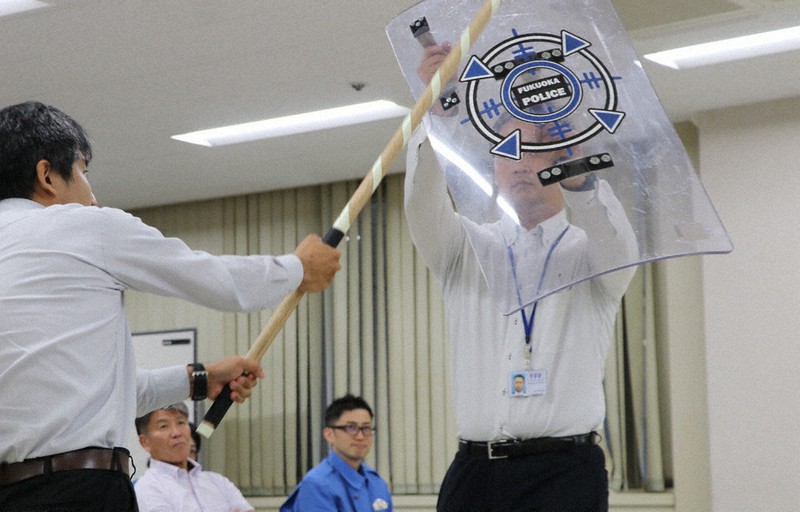 2010年　警察官装備品　官公庁装備品　資機材　カタログ　パンフレット 始祖の作業服を発見！【自衛隊装備品】警察予備隊フィールド