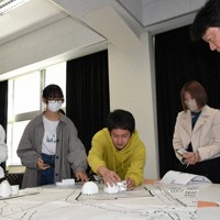つくった模型を見せながら徳岡浩二さん（右端）に説明する。わかりやすく話すことも勉強だ＝兵庫県明石市の明石高専で2023年4月27日午前11時11分、三角真理撮影