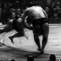 1969年大相撲春場所2日目、戸田に押し出しで敗れた大鵬の連勝は45連勝で止まった。大鵬（中央右）の左足は浮き、右かかとは俵にかかっているが、戸田の右足は土俵の外の砂をかいていた＝大阪府立体育会館で1969年3月10日