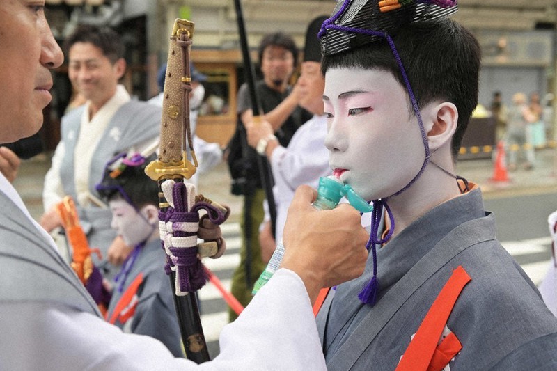 心研ぎ澄ませ 祇園祭・長刀鉾稚児、神の使いを務めた11歳の夏 [写真