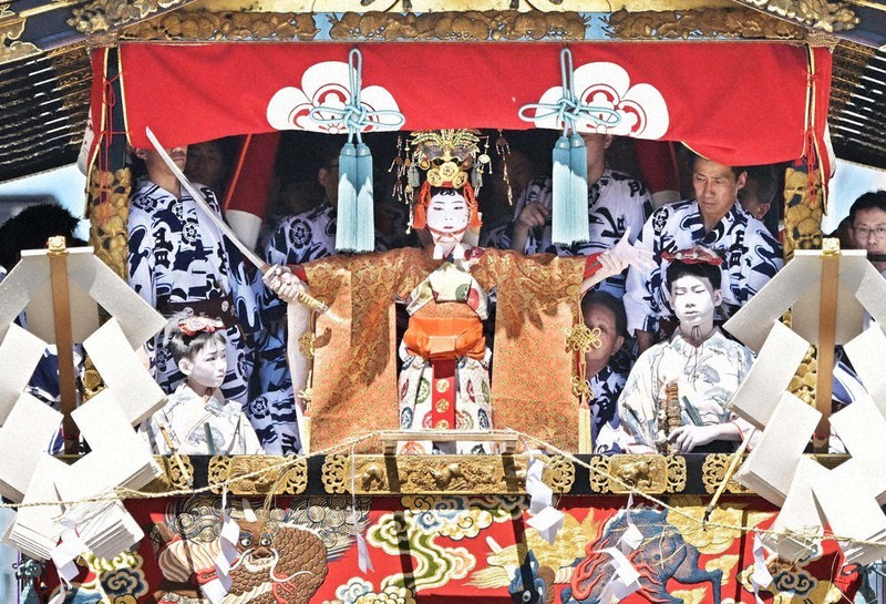 心研ぎ澄ませて 祇園祭・長刀鉾稚児 ／京都 | 毎日新聞