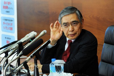 日銀総裁就任後初の金融政策決定会合を終え、記者会見で質問に耳を傾ける黒田東彦氏＝東京都中央区で2013年4月4日午後4時6分、矢頭智剛撮影