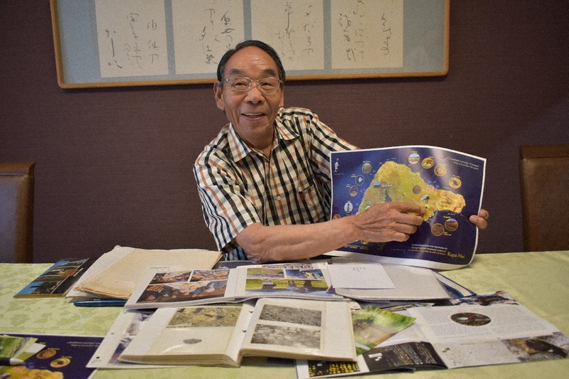 モアイSOS、名工再出動 80歳、イースター島へ 山火事調査 | 毎日新聞