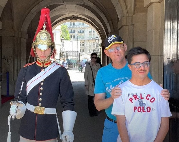 英国：英王室の衛兵「規律違反」に称賛 ダウン症少年に近づき… | 毎日新聞