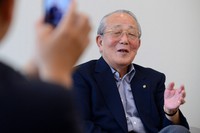 取材に答える稲盛和夫氏＝京都市伏見区の京セラ本社で2013年8月21日、中村琢磨撮影