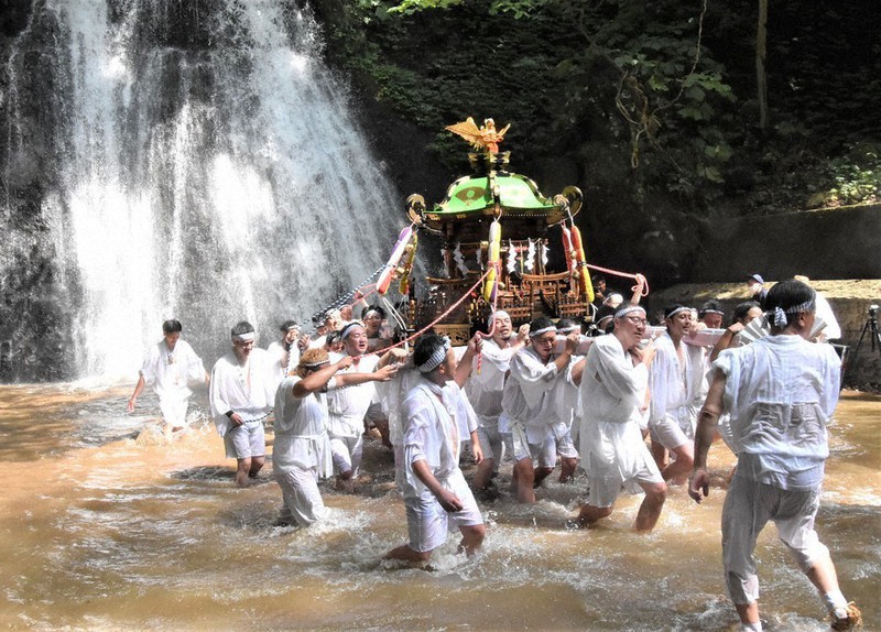 白神山地・世界遺産30年：みこしごと滝にザブン！ 八峰 ／秋田