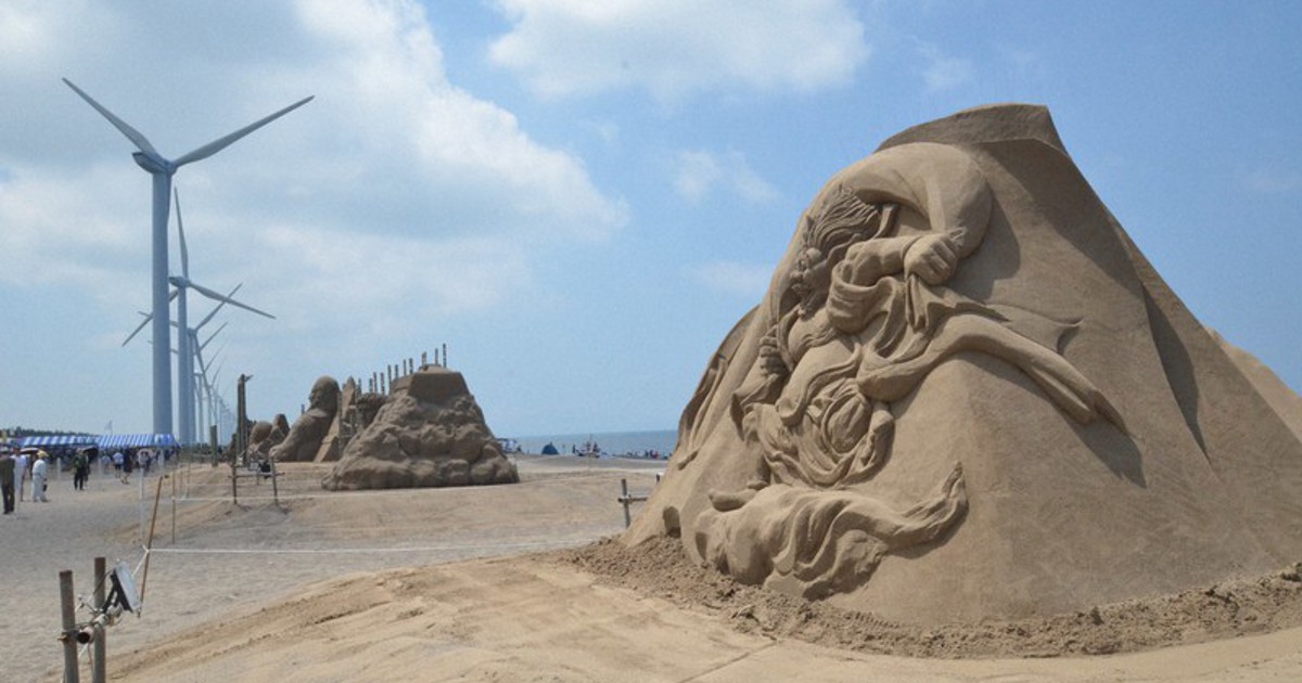 In Photos: Sculptors carve art from sand at north Japan beach