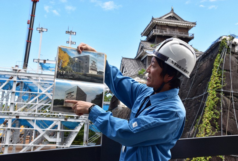 熊本城・宇土櫓で「素屋根」組み立て 周囲覆う前に報道陣に公開 [写真