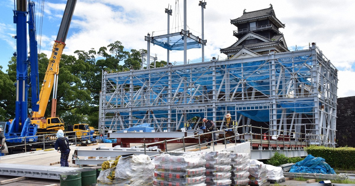 熊本城・宇土櫓で「素屋根」組み立て 全体が覆われる前に報道公開