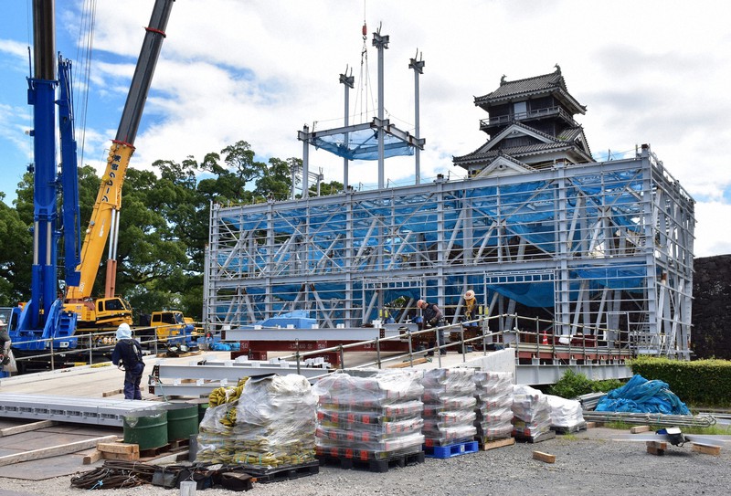 熊本城・宇土櫓で「素屋根」組み立て 全体が覆われる前に報道公開