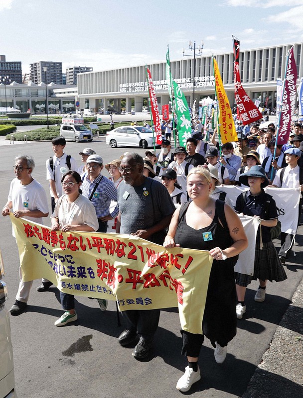 広島原爆の日を前に 原水爆禁止世界大会広島大会の参加者が平和行進 [写真特集1/7] 毎日新聞