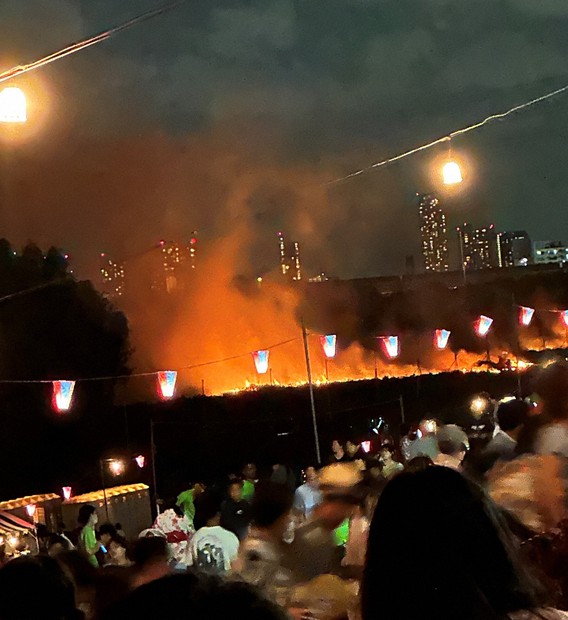 東京・いたばし花火大会で火災、大会中止 目玉花火が草に延焼か 東京・いたばし花火大会で火災、大会中止 目玉花火が草に延焼か