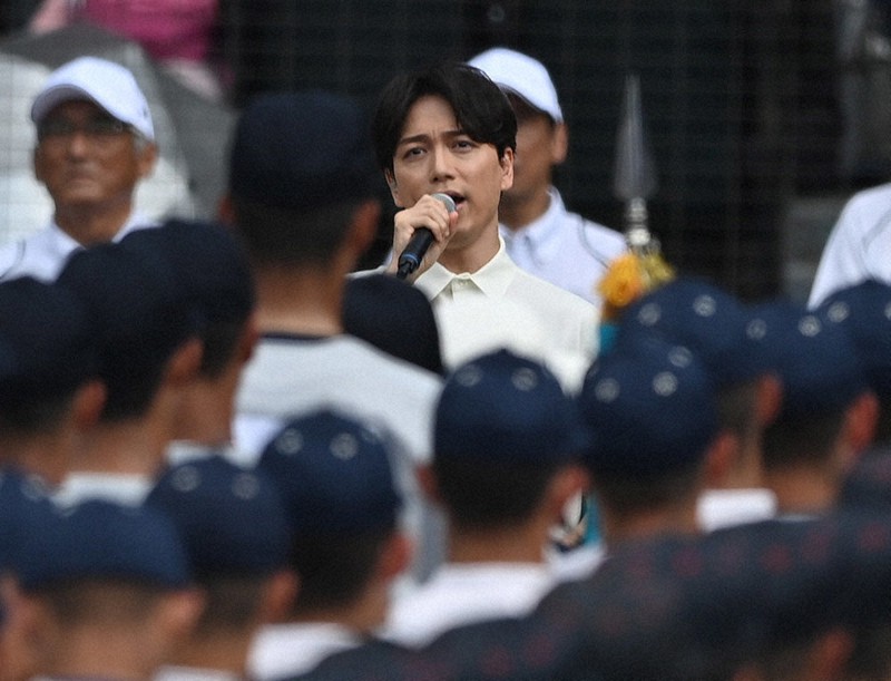 山崎育三郎さん「一生の宝」 夏の甲子園に美声響かせ、客席から拍手