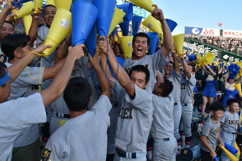 仙台育英、夏連覇へ好発進 「選手と一緒に」アルプス熱く 甲子園