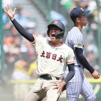 甲子園の土 甲子園の土が変わる！メジャー仕様の「硬さ」と伝統の「黒さ」ブレンド