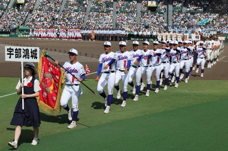 夏の高校野球 甲子園 開会式 宇部鴻城、はつらつ行進 「チームの士気