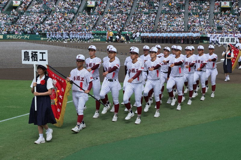 夏の高校野球 甲子園 開会式 鳥栖工選手はつらつ かけ声元気に腕を振り