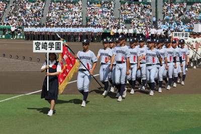 夏の高校野球 甲子園 開会式 3校、堂々と行進 ／宮崎 | 毎日新聞