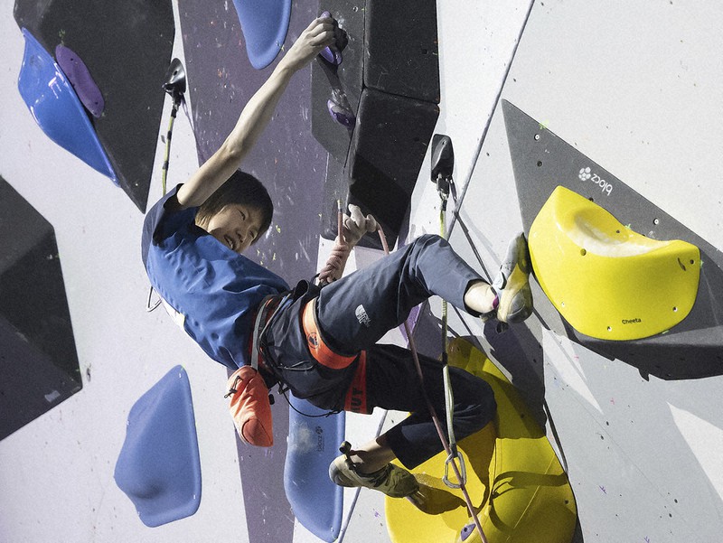 女子リード決勝で課題に挑む森秋彩＝スイス・ベルンで2023年8月6日、AP