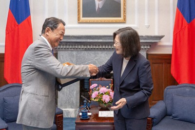 講演後の会談で台湾の蔡英文総統（右）と握手する自民党の麻生太郎副総裁＝台北市の総統府で8日（総統府提供）