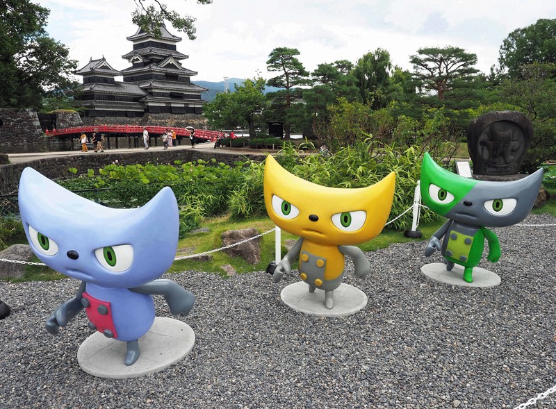 松本城にネコの大型フィギュア 山崎貴監督デザインのY－cat | 毎日新聞