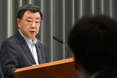 国家安全保障会議4大臣会合後、記者会見に臨む松野博一官房長官＝首相官邸で、竹内幹撮影