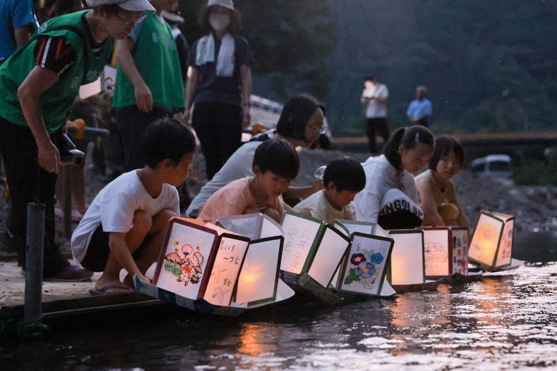 明日で日航機墜落事故から38年 犠牲者悼む灯籠流し [写真特集1/7
