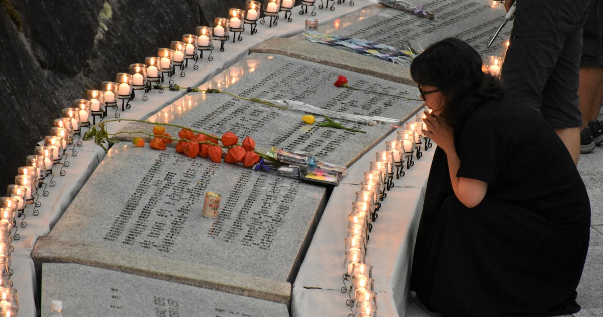 忘れない、520の命 遺族らが慰霊式 日航ジャンボ機墜落38年 | 毎日新聞