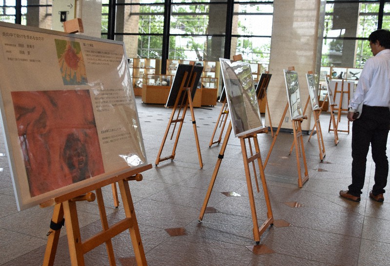 県庁で「原爆の絵」パネル展 広島の高校生と被爆者共同制作の21点展示