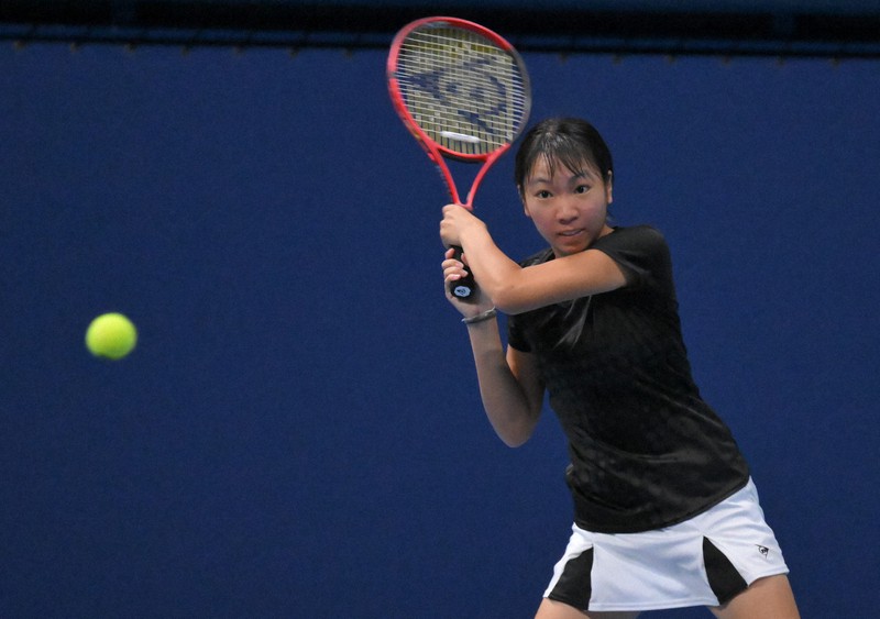19歳伊藤あおい、「個性派」武器に完勝連覇 毎日テニス選手権 | 毎日新聞